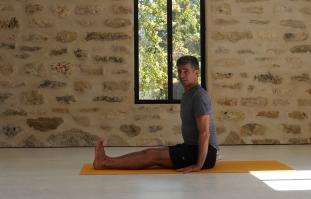 אימון ויג'נאנה יומי- כפיפות קדימה