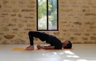 שיעור יוגה ארוך על חיבור בין גוף ותודעה בתרגול