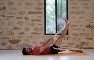 מתיחות רגליים עם חגורה