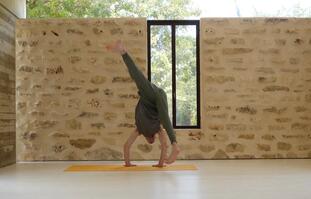 המסע לעבר עמידת ידיים חופשית- איך ליפול נכון