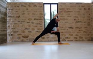 הדרכה לעבודה נכונה עם אזור האגן בתרגול היוגה