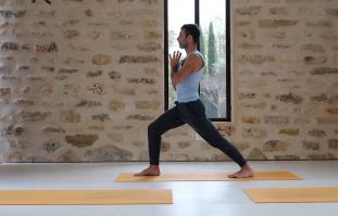 תרגול יוגה אקטיבי לשחרור מתח וטיפוח הרפייה