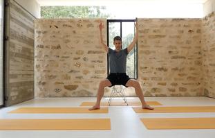 שיעור יוגה על כסא