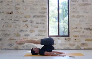 תרגול קצר של פילאטיס מזרן עם מטרונום