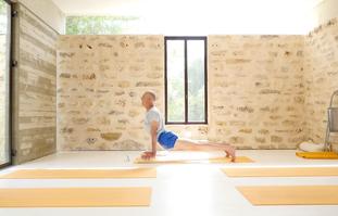 להקשית את הגב ולשמור על מרכז יציב