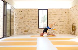 שיעור יוגה למתקדמים עם כסא