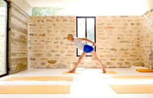 לשחרר את הנוקשות ולפתוח את הכתפיים