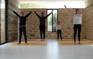 שיעור יוגה משפחתי- רגליים חזקות