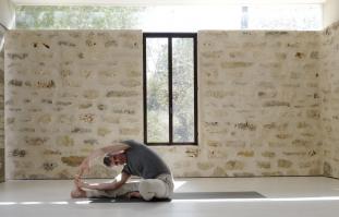 כפיפות קדימה בקלות – שחרור הלסת, הכתפיים והאגן