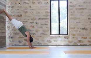 יוגה עם עידו לחיזוק המרכז