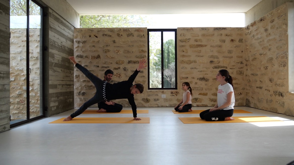 תרגול יוגה משפחתי- כל אחד בוחר תנוחה