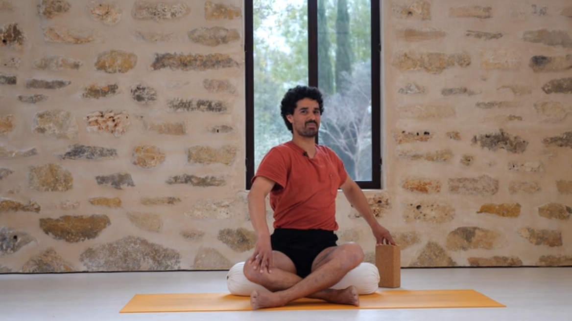 לחבר את הראש והלב- אימון בתנוחות ישיבה