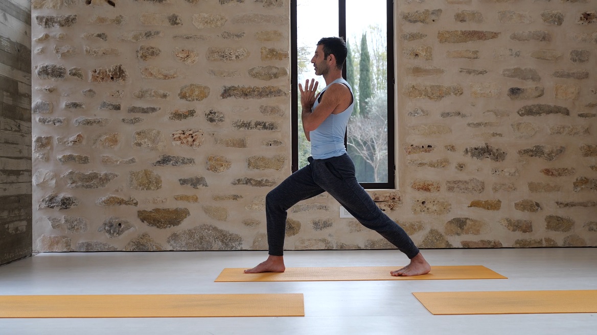 תרגול יוגה אקטיבי לשחרור מתח וטיפוח הרפייה