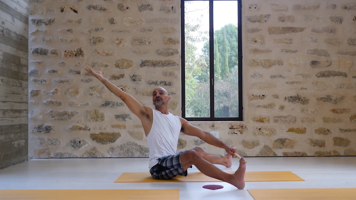 שחרור אגן והתארכות רגליים עם פלייסטיק