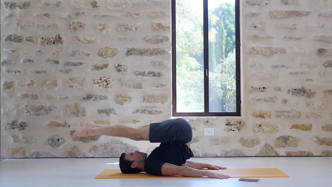 תרגול קצר של פילאטיס מזרן עם מטרונום