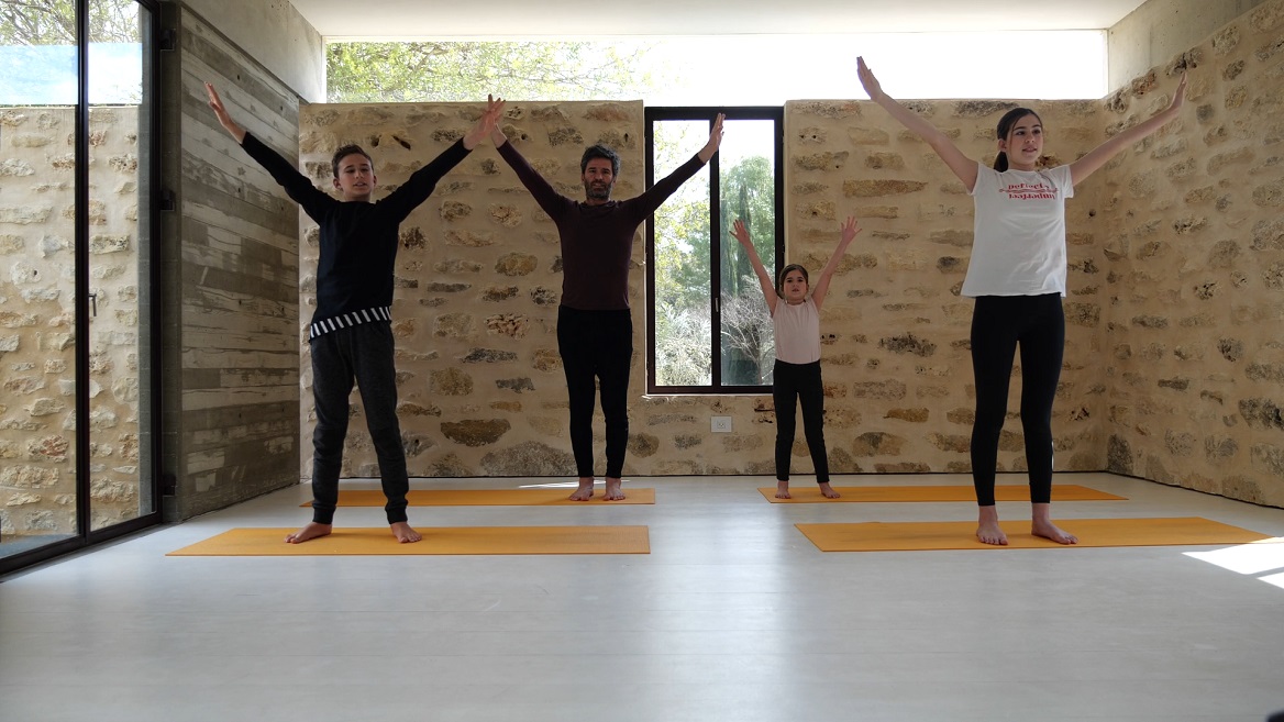 שיעור יוגה משפחתי- רגליים חזקות