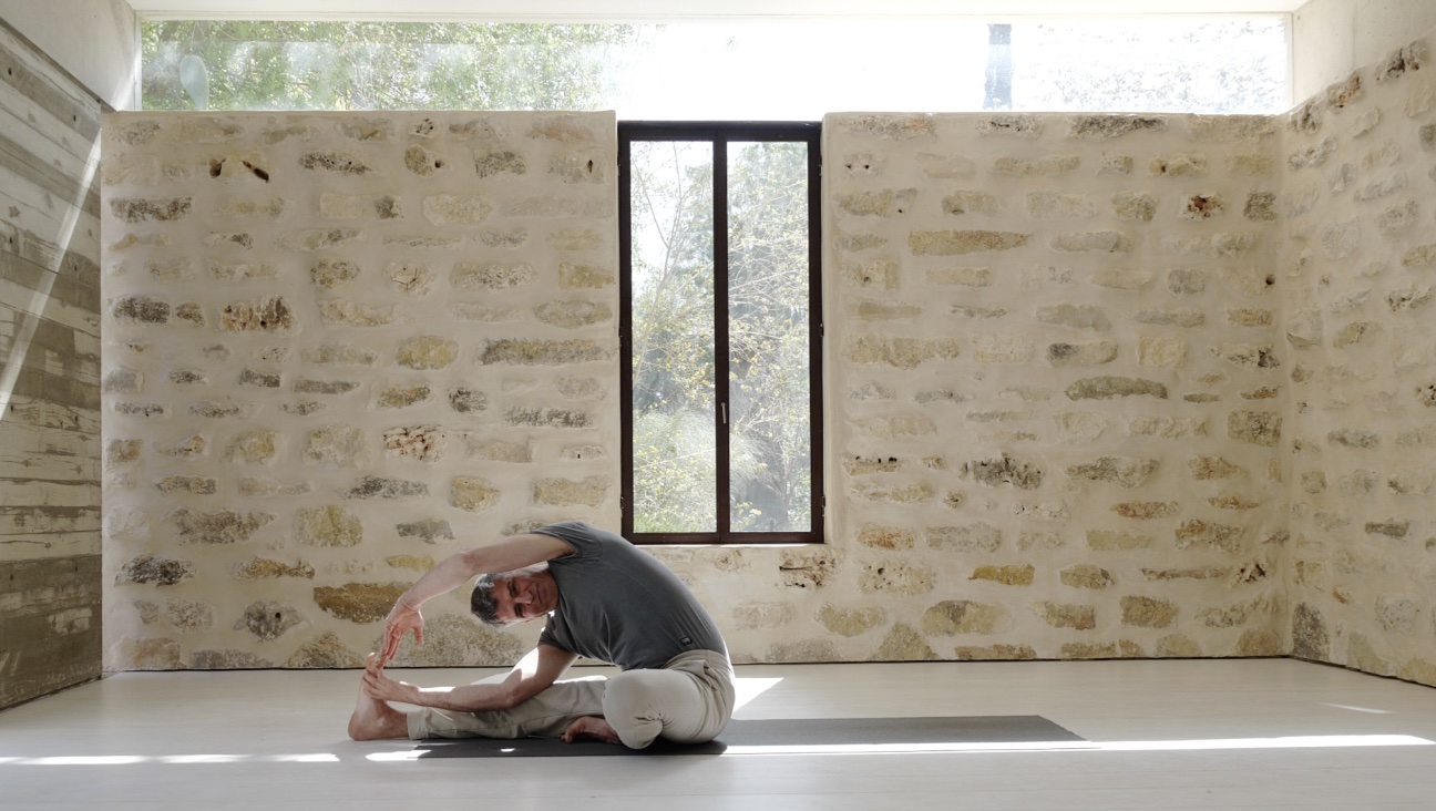 כפיפות קדימה בקלות – שחרור הלסת, הכתפיים והאגן