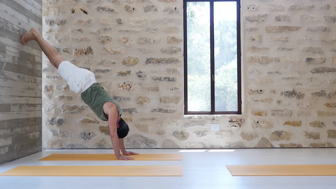 יוגה עם עידו לחיזוק המרכז