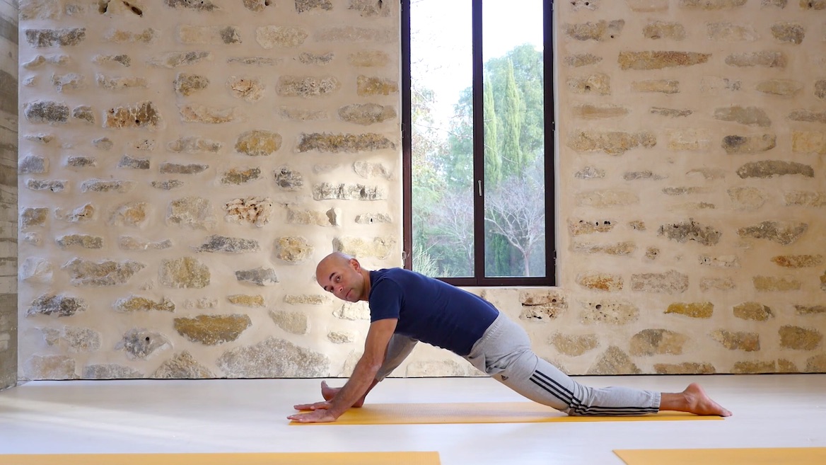 גמישות וכוח- הכנה לכפיפות קדימה